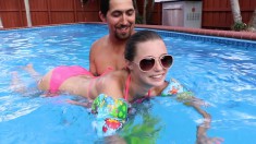 Seductive babe drops her pink bikini and fucks a big dick by the pool
