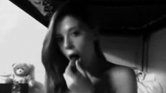 Webcam Girl Masturbating Her Pussy